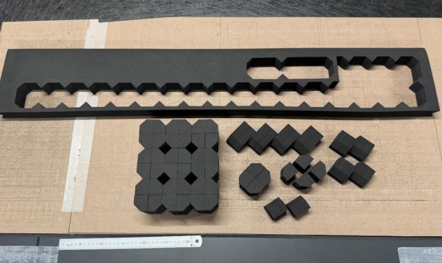 CRスポンジ20t☝️ の貼り合わせで、40t製作👍 からのプロッターカッティング加工です😌✨ コロコロ可愛いスポンジ達の出来上がりです😋 #カッティングプロッター #CRスポンジ #CRスポンジ厚物 #工業用ゴム #工業用ゴム加工 #株式会社児玉ゴム紹介 #アップサイクル