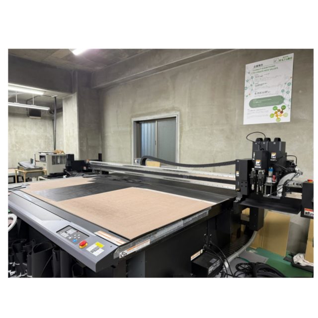 ⭐︎⭐︎⭐︎ カッティングプロッター、新年営業初日の納期に間に合う様、本日ラスト稼働頑張ってくれました🥹👍✨ (相棒！来年も宜しくね！！だんだんとそんな気持ちになって参りましたw) 今年も本当にお世話になりました🥹✨ 来年も皆さまのニーズに少しでもお応え出来る様、お力添え出来る様、社員一同、一丸となって精進して参ります🫡✨ 来年もどうぞどうぞ宜しくお願い致します🙏✨ 良いお年をお迎え下さい😆✨ #株式会社児玉ゴム商会 #カッティングプロッター #工業用ゴム #工業用ゴム加工